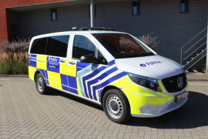 Eerste politievoertuig met battenburgpatroon in gebruik bij lokale politie Beringen/Ham/Tessenderlo